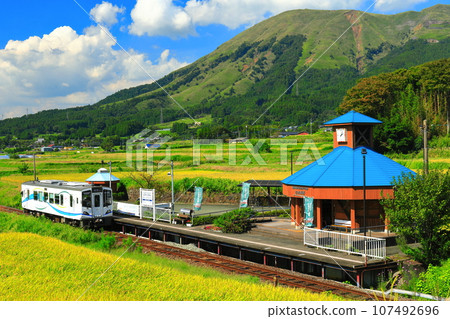[熊本縣]晴天的南阿蘇鐵道和阿蘇山（白水高原站） 107492696