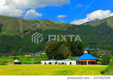 [熊本縣]晴天的南阿蘇鐵道和阿蘇山（白水高原站） 107492699