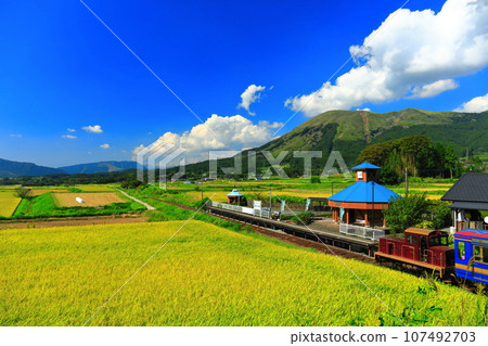 [Kumamoto Prefecture] Minami Aso Railway trolley train and Mt. Aso on a sunny day (Hakusui Kogen Station) 107492703