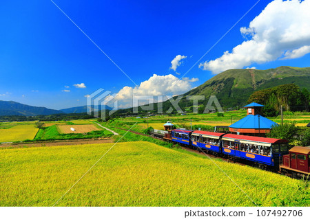 [熊本縣] 晴天的南阿蘇鐵路無軌電車和阿蘇山（白水高原站） 107492706