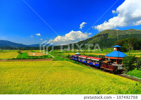 [Kumamoto Prefecture] Minami Aso Railway trolley train and Mt. Aso on a sunny day (Hakusui Kogen Station) 107492708