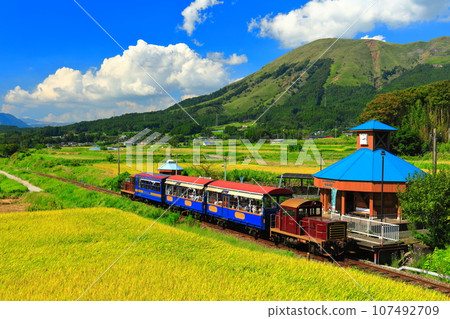 [熊本縣] 晴天的南阿蘇鐵路無軌電車和阿蘇山（白水高原站） 107492709