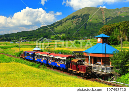 [熊本縣] 晴天的南阿蘇鐵路無軌電車和阿蘇山（白水高原站） 107492710