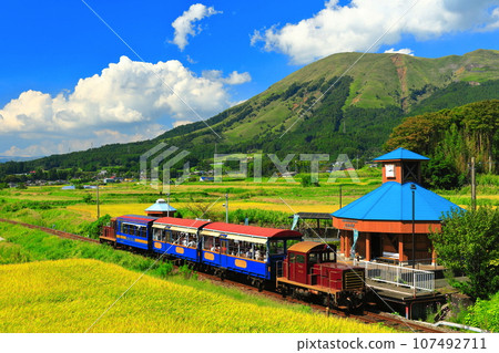 [Kumamoto Prefecture] Minami Aso Railway trolley train and Mt. Aso on a sunny day (Hakusui Kogen Station) 107492711