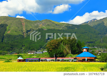 [熊本縣] 晴天的南阿蘇鐵路無軌電車和阿蘇山（白水高原站） 107492719