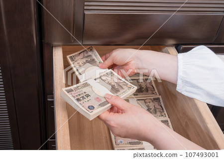 [A housewife who hides a wad of money in the chest drawer] 107493001