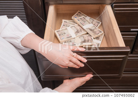 [A housewife who hides a wad of money in the chest drawer] 107493002