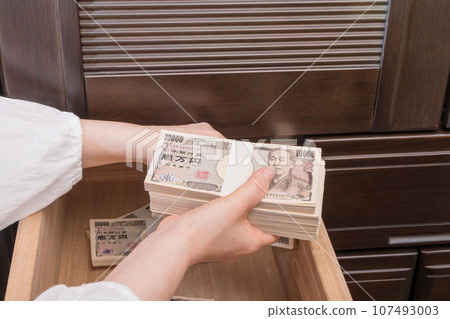 [A housewife who hides a wad of money in the chest drawer] 107493003