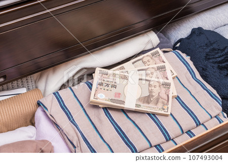 [Wad of money hidden in the drawer] 107493004