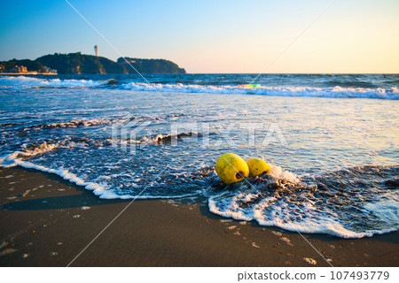 片瀨江之島 從西濱海灘欣賞江之島的日落景色 107493779