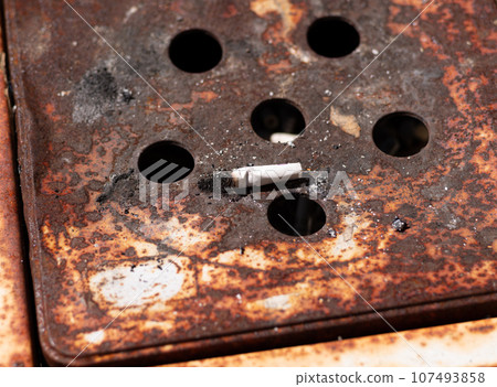 rusty ashtray 107493858