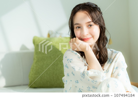 Young woman relaxing in the living room 107494184