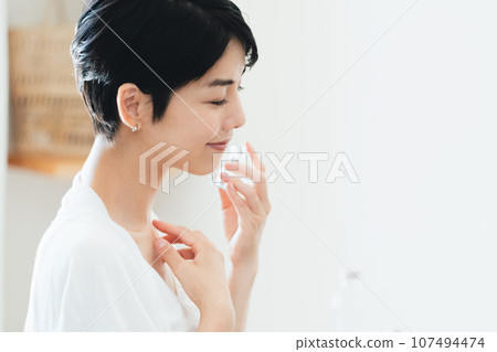 噴香水的女人 107494474