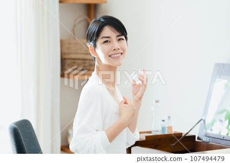 噴香水的女人 107494479