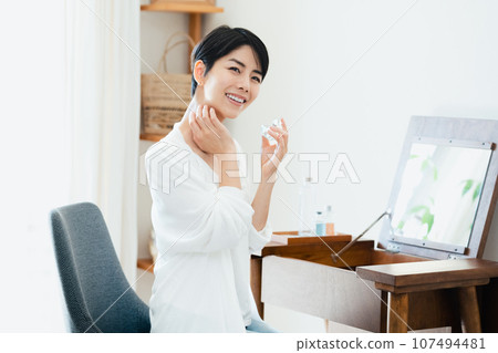 噴香水的女人 107494481