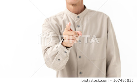 Senior man pointing to a finger 107495835