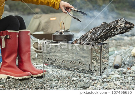 使用篝火架點燃篝火 使用篝火架點燃篝火 107496650