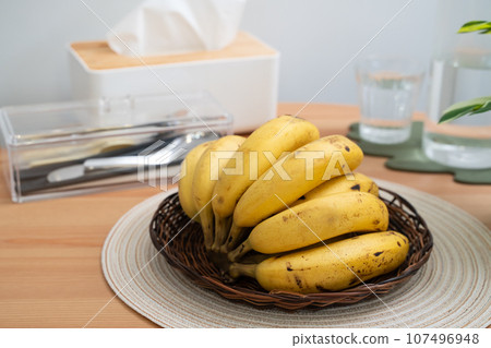 香蕉 廚房 水果 熱帶 一串 新鮮 成熟 餐桌 ripe banana バナナ ダイニングテーブル 107496948