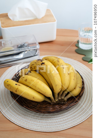 香蕉 廚房 水果 熱帶 一串 新鮮 成熟 餐桌 ripe banana バナナ ダイニングテーブル 香蕉 廚房 水果 熱帶 一串 新鮮 成熟 餐桌 ripe banana バナナ ダイニングテーブル 107496950