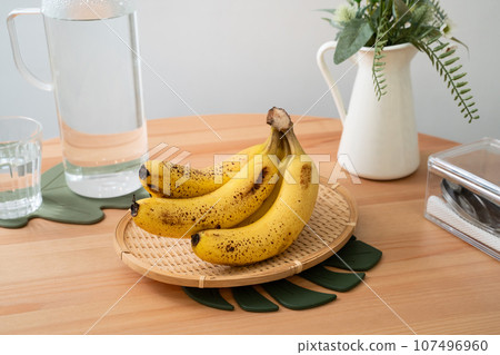 香蕉 廚房 水果 熱帶 一串 新鮮 成熟 餐桌 ripe banana バナナ ダイニングテーブル 香蕉 廚房 水果 熱帶 一串 新鮮 成熟 餐桌 ripe banana バナナ ダイニングテーブル 107496960