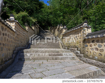 韓國釜山 Beomyosa 寺院內 韓國釜山 Beomyosa 寺院內 107497679