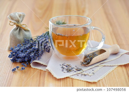Fresh delicious tea with lavender and lavender flowers on a wooden table 107498056