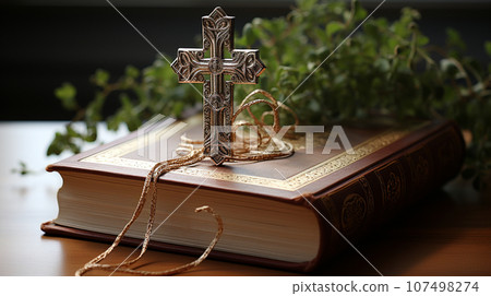 皮革裝訂聖經和銀色十字架 皮革裝訂聖經和銀色十字架 107498274