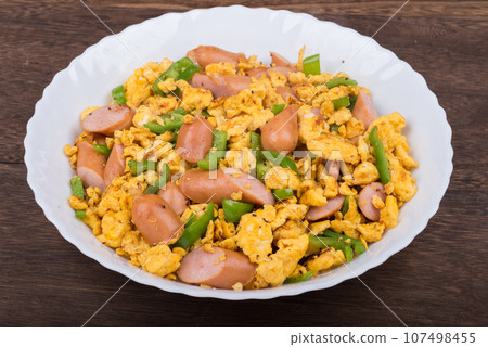 炒香腸、蛋和青椒的特寫 107498455