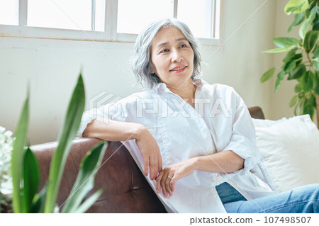 Senior woman relaxing on the sofa 107498507