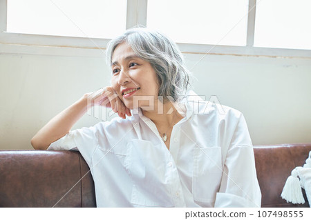 Senior woman relaxing on the sofa 107498555