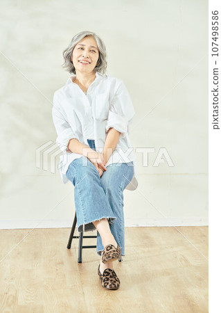 坐在椅子的資深婦女 107498586