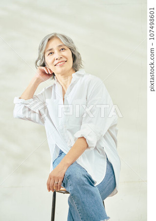 坐在椅子的資深婦女 坐在椅子的資深婦女 107498601