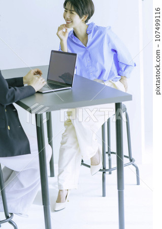 年輕女子微笑著說話，垂直位置 107499116
