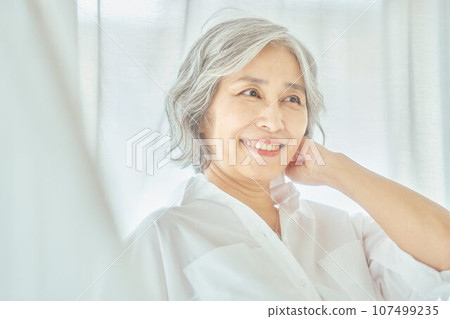 站在白色窗簾前的高級女人 107499235