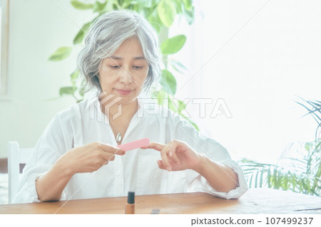 做指甲護理的高級婦女 107499237