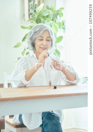 做指甲護理的高級婦女 做指甲護理的高級婦女 107499259