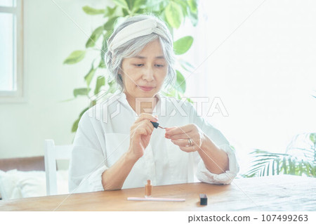做指甲護理的高級婦女 107499263