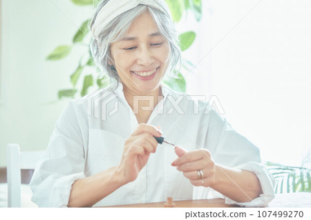 做指甲護理的高級婦女 107499270