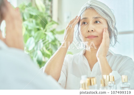 做護膚的資深婦女 107499319