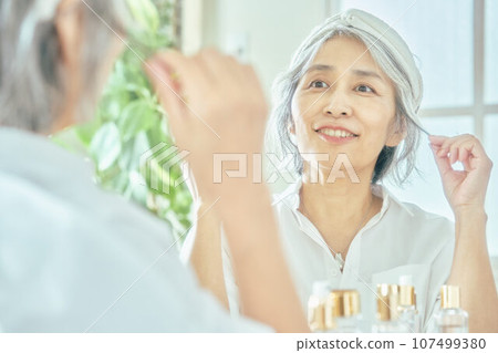 Senior woman doing skin care 107499380