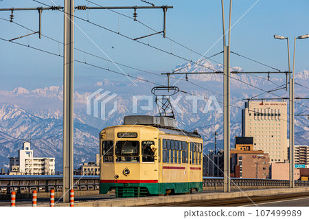 [Toyama Prefecture] Tram running with the Tateyama Mountain Range behind 107499989