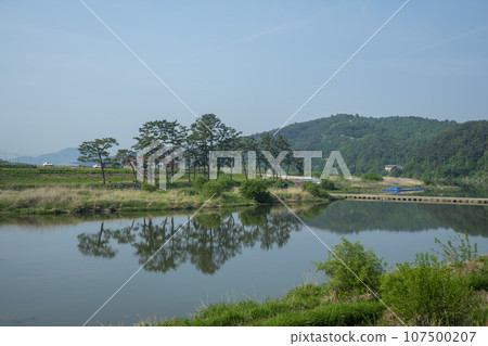 Bicycle path along the Seomjingang River 107500207