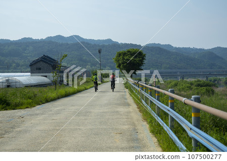 Bicycle path along the Seomjingang River 107500277