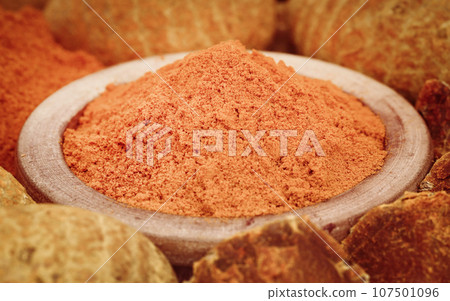 Whole and ground turmeric Whole and ground turmeric 107501096