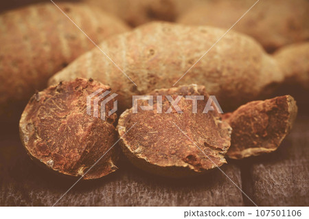 Whole with pieces of turmeric Whole with pieces of turmeric 107501106