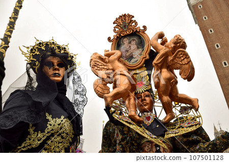 Couple of people dressed up for the Venice Carnival Couple of people dressed up for the Venice Carnival 107501128