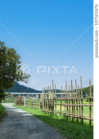 Horse fence and the Second Tomei Expressway 107501979