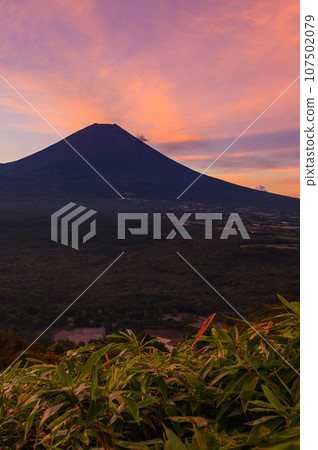 (Yamanashi Prefecture) Dawn sky, silhouette of Mt. Fuji, view of Mt. Ryugatake (Yamanashi Prefecture) Dawn sky, silhouette of Mt. Fuji, view of Mt. Ryugatake 107502079