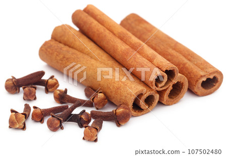 Aromatic star anise with fresh cloves Aromatic star anise with fresh cloves 107502480