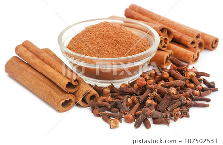 Some aromatic cinnamon with star anise 107502531